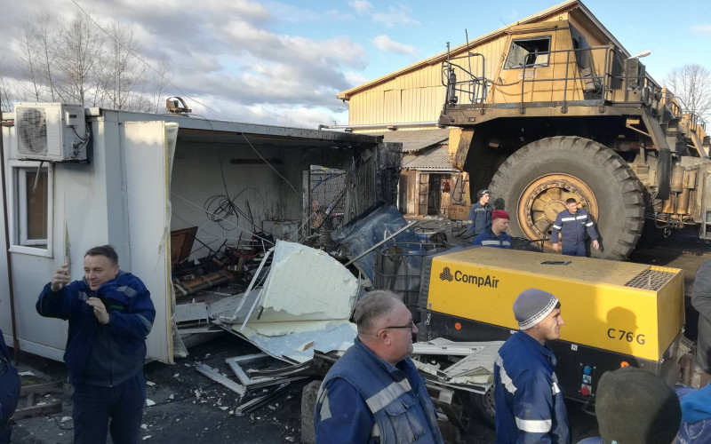 NESREĆA U UGLJEVIKU Pukla guma na damperu, dva lica teže povrijeđena
