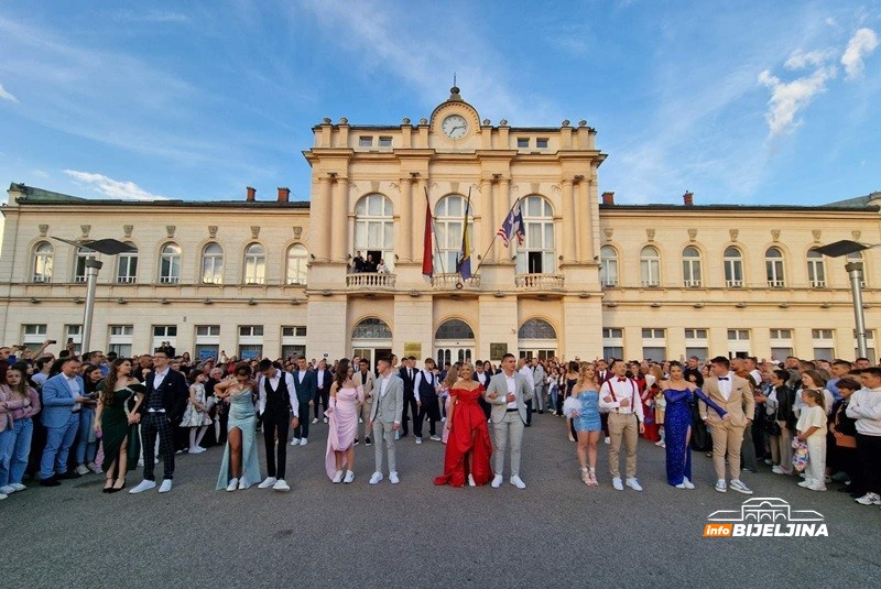 Scene koje su oduševile Bijeljince: Maturanti zaplesali pred zgradom Gradske uprave (VIDEO)