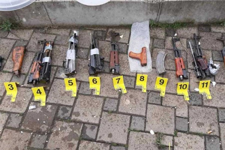 U buradima pronađeno sedam rastavljenih kalašnjikova i hekler