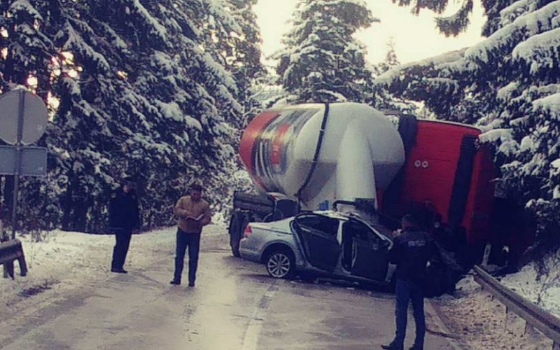 STRAVIČNA NESREĆA Vatrogasci izvlačili vozača iz smrskanog automobila, poginule dvije osobe