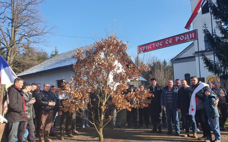 Mještani Priboja prinijeli badnjak ispred Hrama