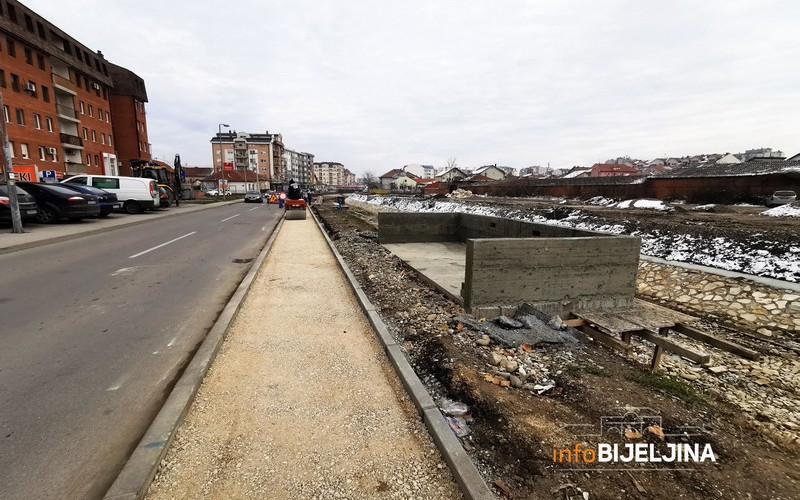 Uređenje pješačke staze pri kraju, hoće li nesavjesni vozači i dalje moći parkirati na trotoaru? /FOTO/