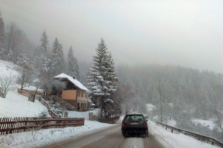 Oprez preko planinskih prevoja, vjetar nanosi snijeg na put