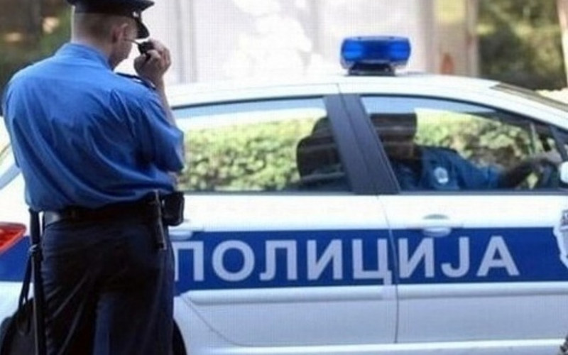 Pijan trčao za ženom i pucao na nju pred djecom