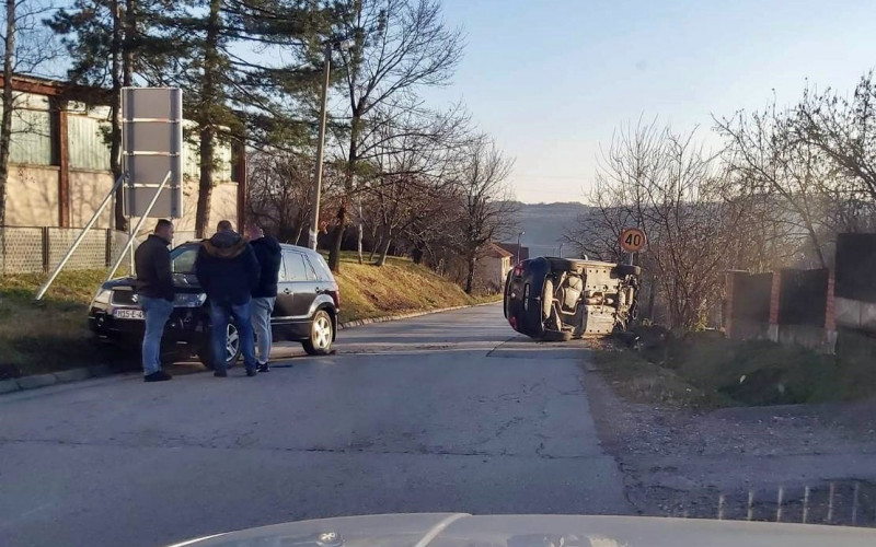 Udes kod Ugljevika, automobil završio na krovu