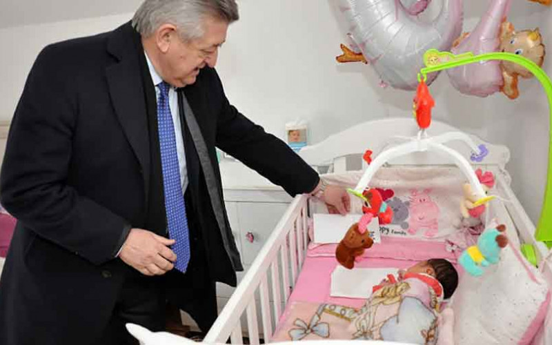 Gradonačelnik darivao prvorođenu bebu u 2020.