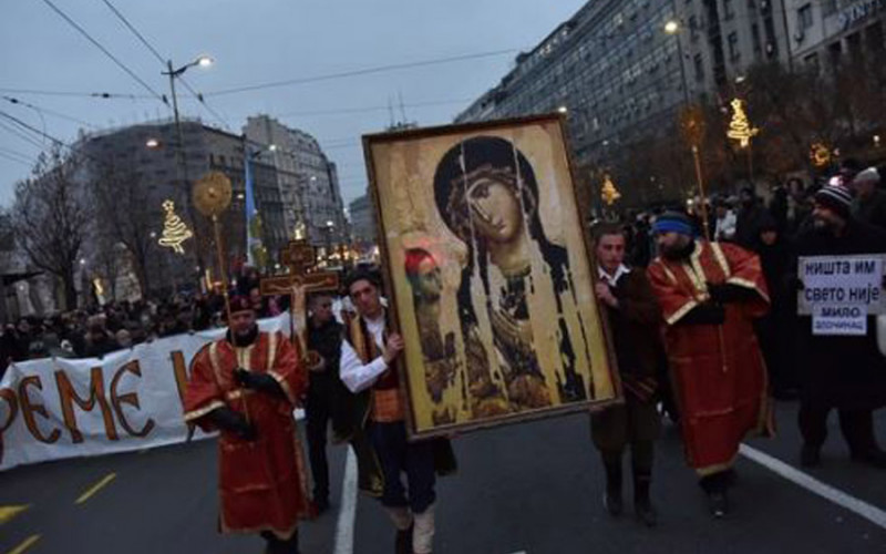 Podrška Srbima u Crnoj Gori i na Kosmetu: Litija sa ikonama i barjacima u Beogradu