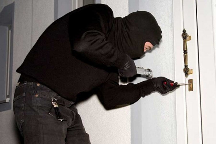 Iz tri prodavnice ukrali praznu kasu, cigarete i pet KM