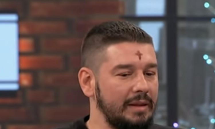 Tvrdi da mu se na čelu pojavljuje krst uoči velikih praznika