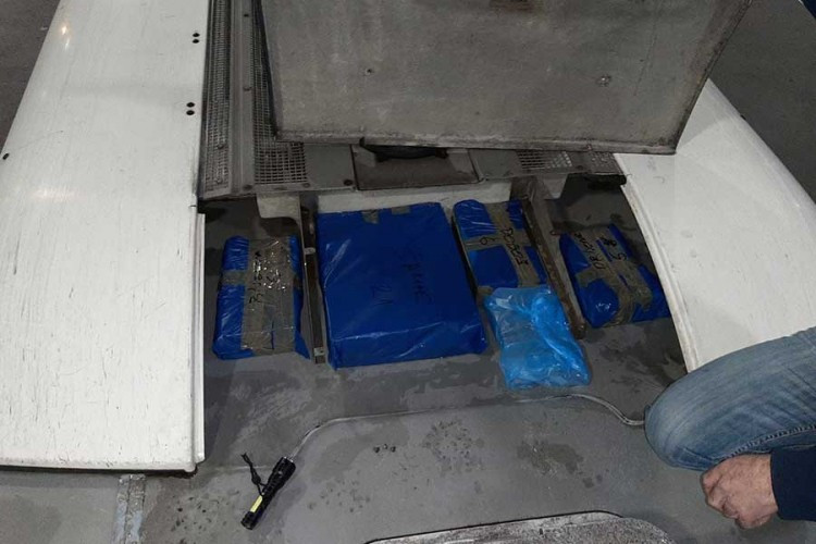 AKCIJA UIO BiH NA RAČI U krovu autobusa pronađena veća količina mobilnih telefona i tehničke opreme