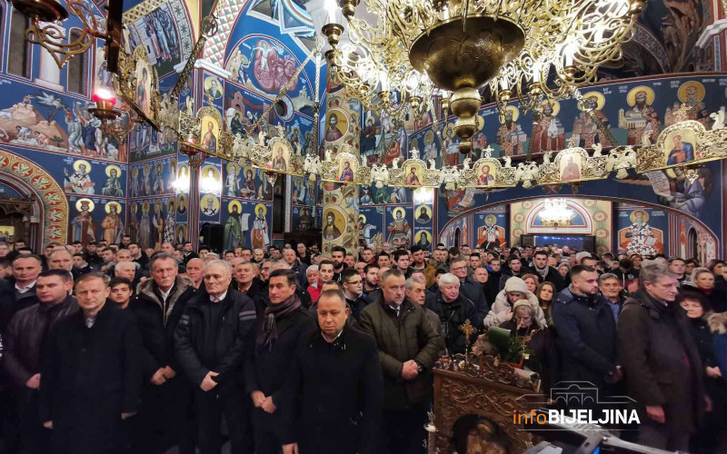 Stotine Bijeljinaca na molebanu u Sabornom hramu /FOTO/