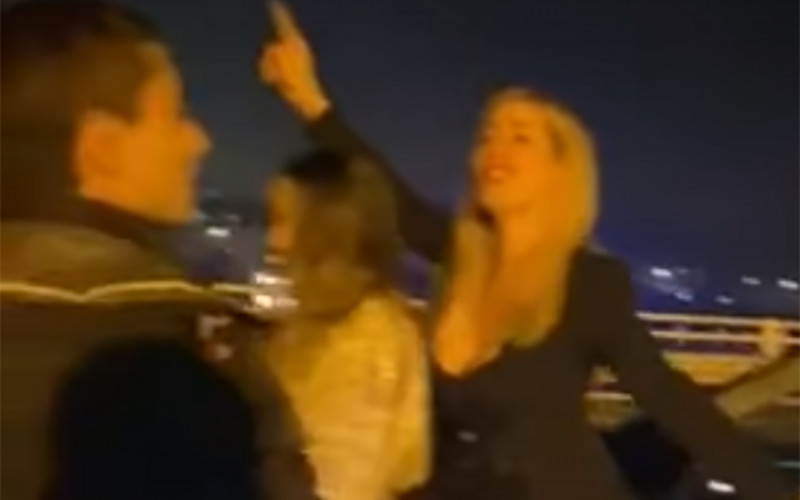 Samo bahato: Snimak gastarbajterki i harmonikaša, zgodna plavuša igra na haubi