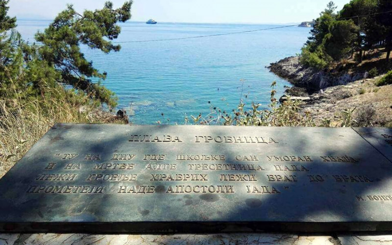 Plava grobnica simbol golgote