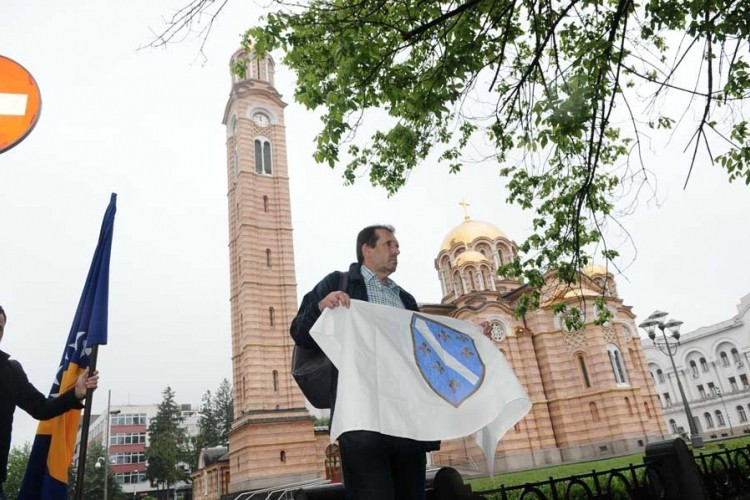 Ukinuta oslobađajuća presuda Tokiću koji je širio zastavu sa ljiljanima