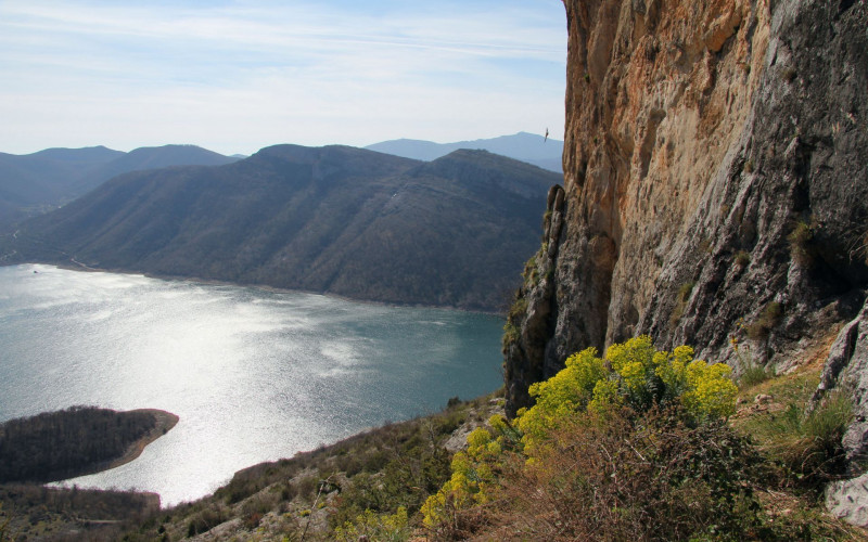 Budva: Spriječili ga da se zapali pa skočio u more i udario glavom u stijenu