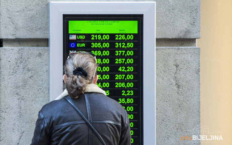 Zašto sve veći broj ljudi povlači novac iz švajcarskih banaka?