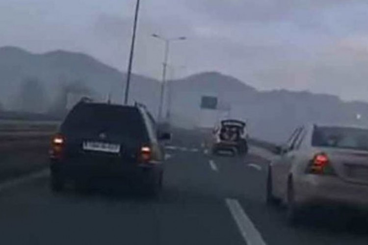 Automobil vukao muškarca na sankama auto-putem Sarajevo - Zenica