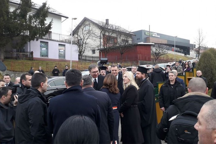 Vučić u Mrkonjić Gradu: Donosimo pomoć za školu