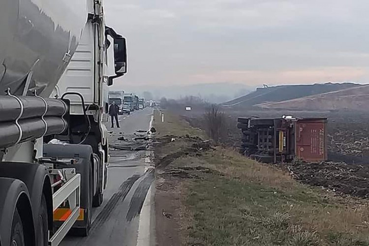 Kamion se prevrnuo nakon sudara s autom, povrijeđena žena