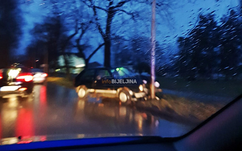 SAOBRAĆAJNA NEZGODA U BIJELJINI Golfom udario u banderu, policija vrši uviđaj