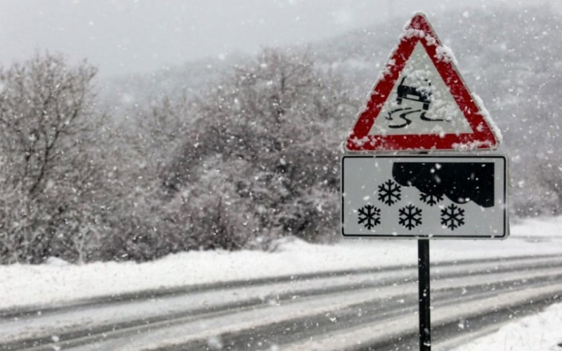 Vozači oprez zbog snježnih padavina i poledice