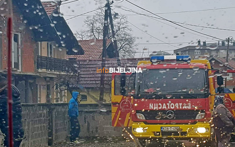 Gori kuća u Bijeljini, vatrogasci na terenu /FOTO/