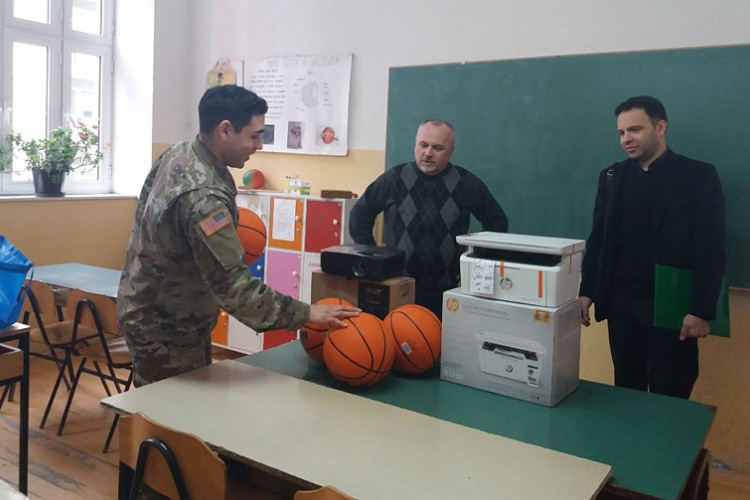 Ambasada SAD donirala opremu za OŠ “Sveti Sava” u Bijeljini