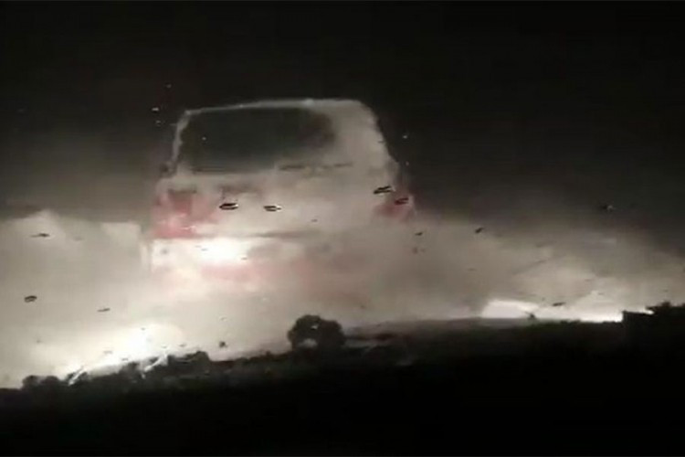 Situacija u Srbiji postaje ozbiljna: Ljudi zavejani u autima