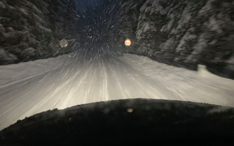 Sokolac: Muškarac i dijete zarobljeni u snijegu