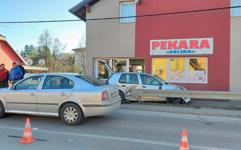Staklo na sve strane: Automobilom se zabio u izlog pekare