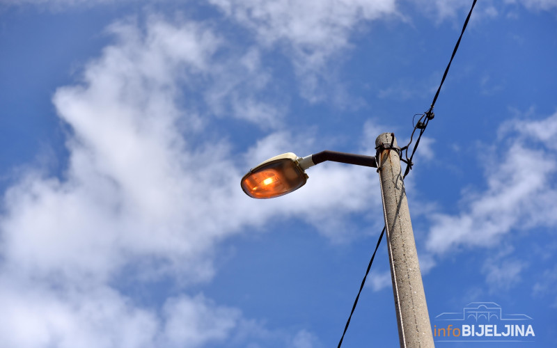 U 13 saobraćajnih nezgoda stradale ulične svjetiljke u Bijeljini