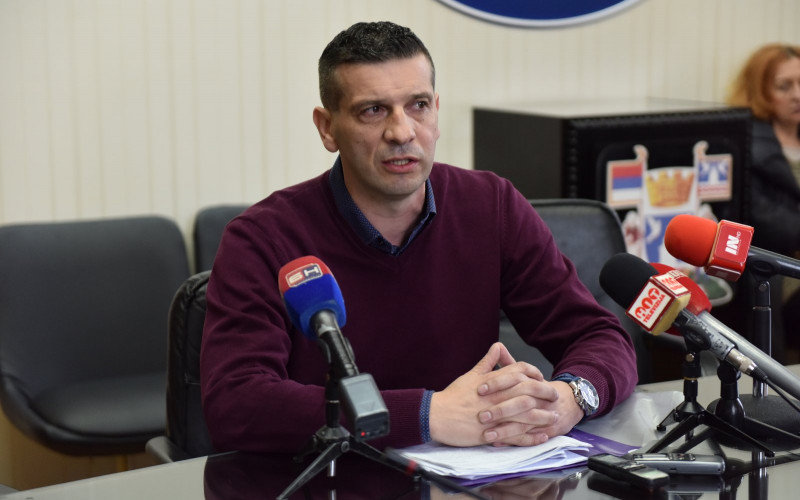 Produžiti posebni kolektivni ugovor na godinu dana i povećati plate