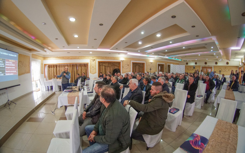 Mikrofin u Bijeljini organizovao seminar za mljekare /FOTO/