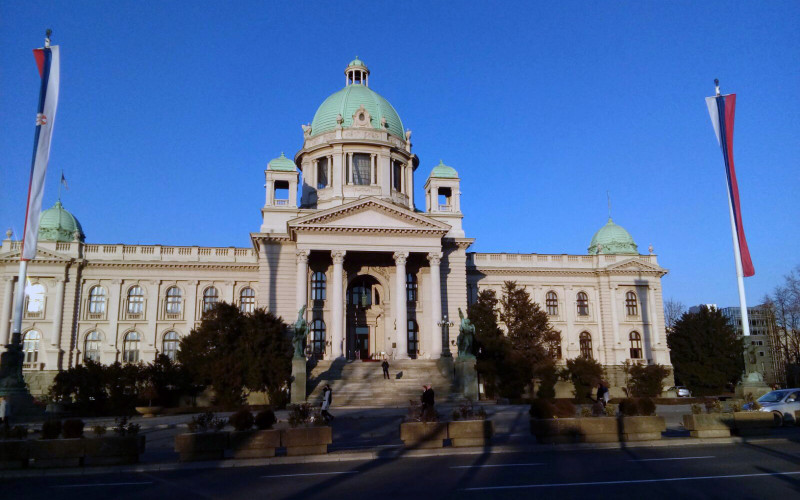 Zastave Srpske i Srbije ispred Skupštine u Beogradu /FOTO/