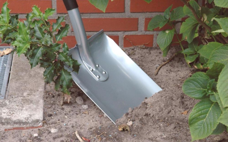 Lopovi iz kuće u Doboju ukrali gume, lopate i kantu