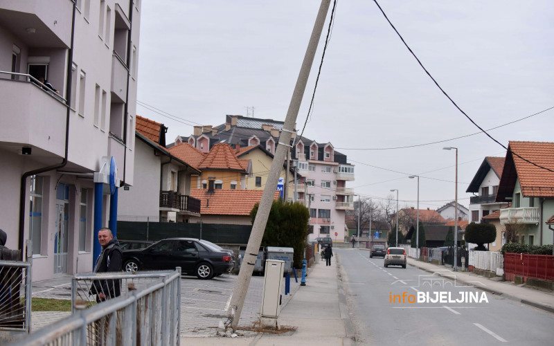 Kamionom udario u banderu, isključio struju u naselju /FOTO/