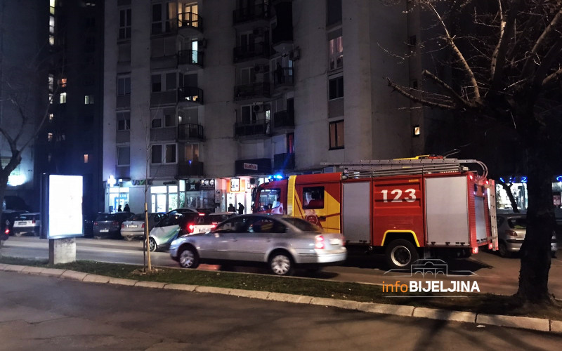 Bijeljina: Iz stana u soliteru prodire dim, u toku intervencija vatrogasaca /FOTO/