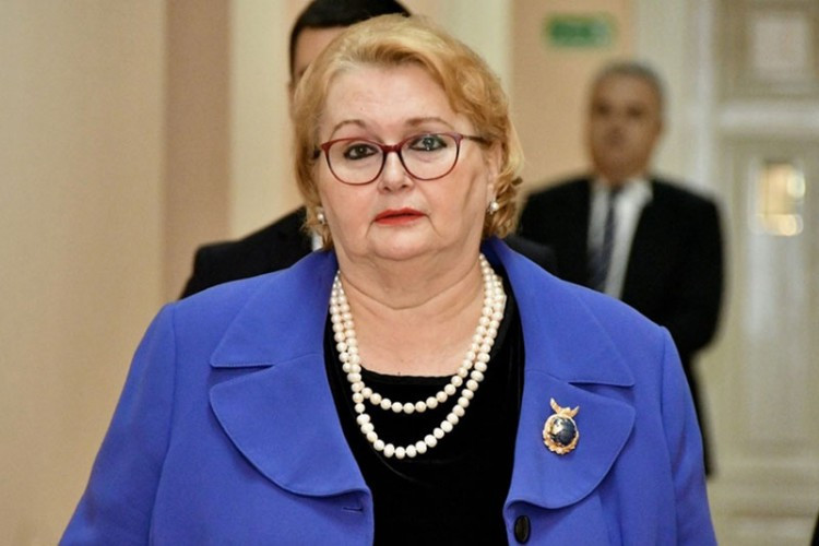 Ministarka inostranih poslova sina vodila na službeno putovanje u SAD da joj drži tašnu i vodi je uz stepenice