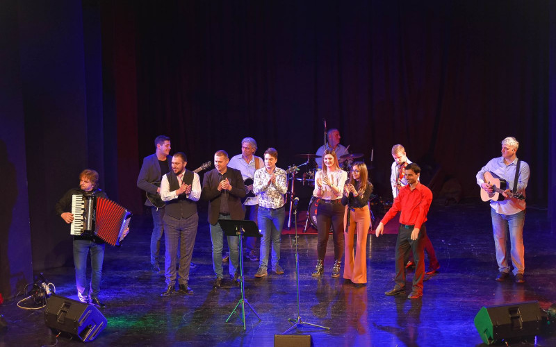 „SVI SMO MI LJUDI, TREBA BITI ČOVJEK“ Održan humanitarni koncert za našu sugrađanku Sanju /FOTO/