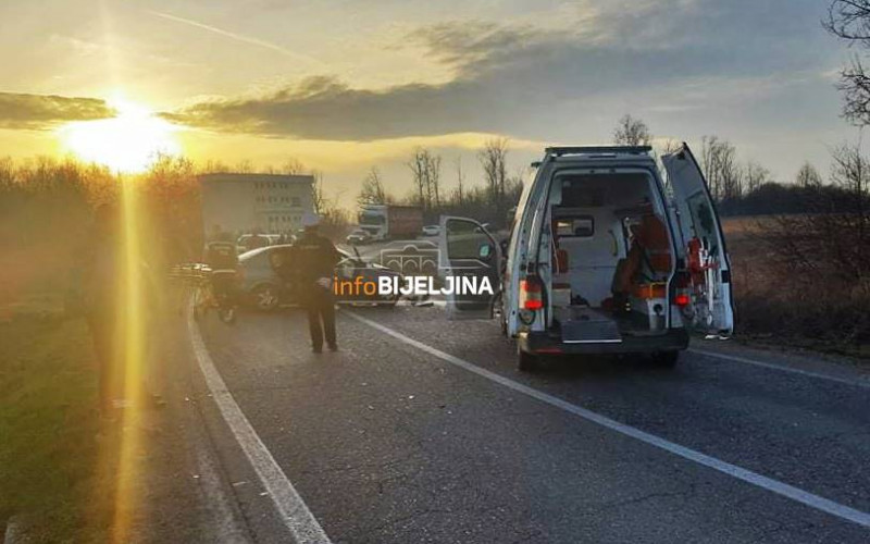Povrijeđeni mladi Bijeljinac nakon sudara prevezen u Beograd
