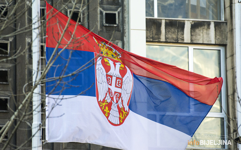 Okačio srpsku zastavu na svoj automobil pa dobio kaznu od 300 evra