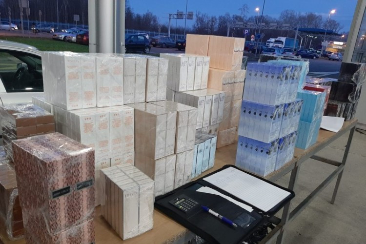 Na Rači u autobusu iz Srbije pronađeno 1.740 parfema
