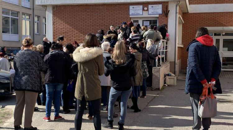 VELIKE GUŽVE ISPRED FZO U BIJELJINI Građani ogorčeni – tretiraju nas kao stoku!