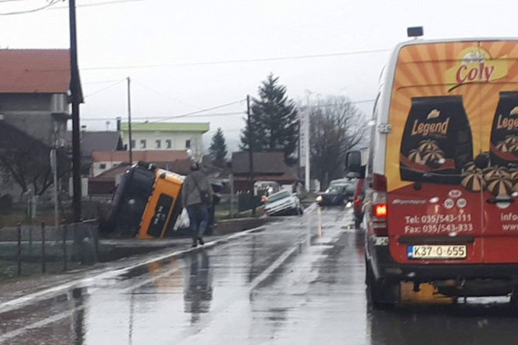 Težak sudar kamiona i dva auta, troje povrijeđeno, teretnjak završio u kanalu