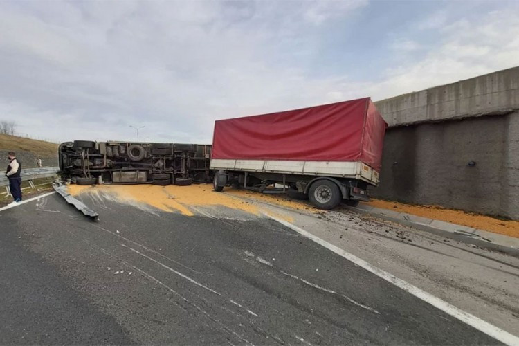 Prevrnuo se kamion na autoputu kod Prnjavora