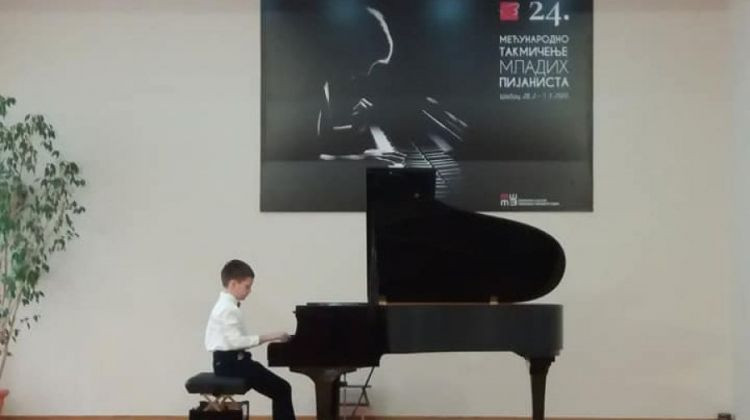 Novak Trifković osvojio prvo mjesto na Međunarodnom takmičenju mladih pijanista u Šapcu