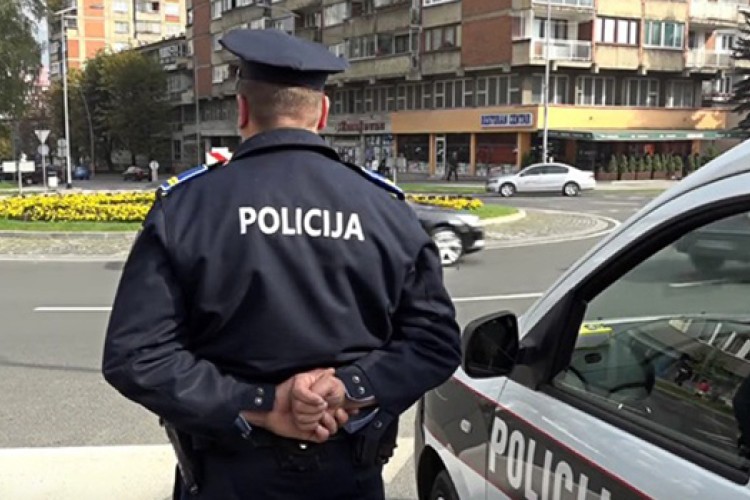 Tragedija u Kaknju: Sin izbo majku nožem pa skočio sa mosta