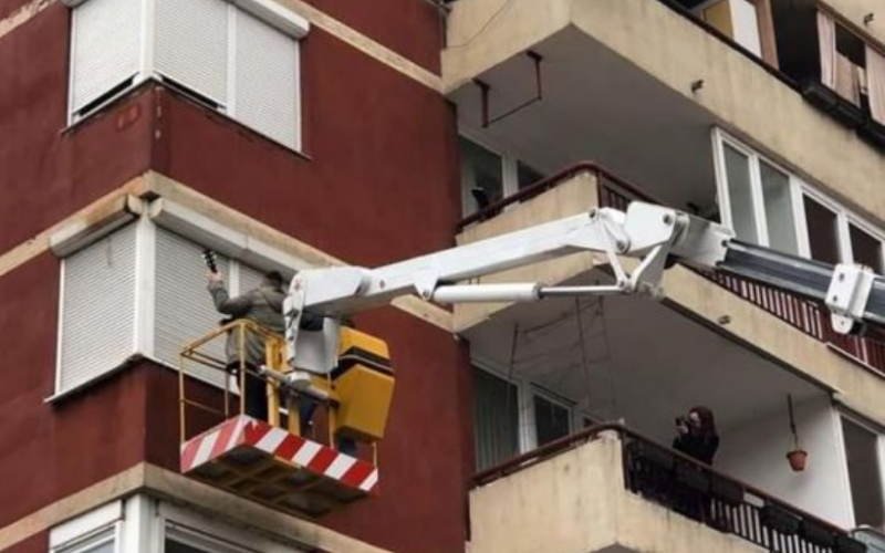 Zeničanin na dizalici s tamburašima zaprosio djevojku na četvrtom spratu