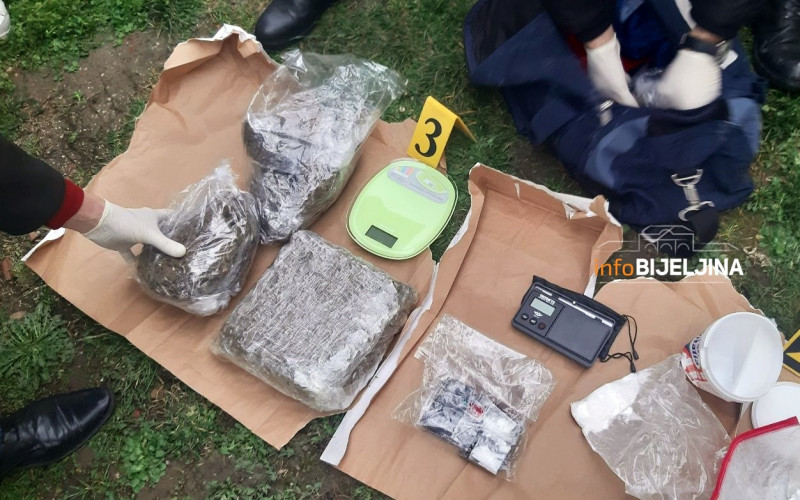 Bijeljina: Akcija policije, dva lica uhapšena, pronađena droga /FOTO/