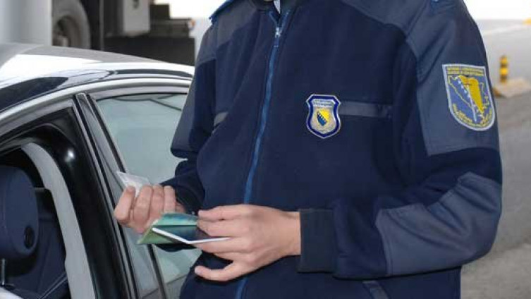 Detalji hapšenja graničnih policajaca u Brodu: Za novac puštali strance i državljane BiH da nezakonito pređu granicu